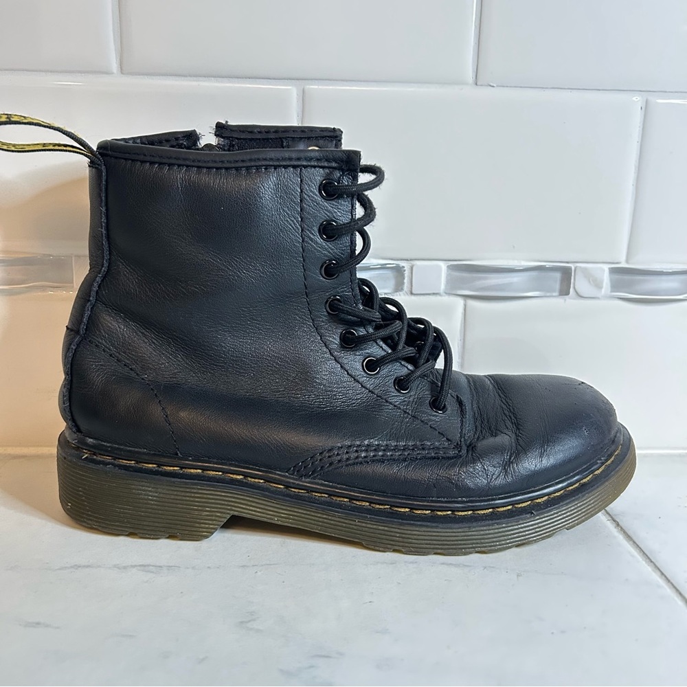 Dr. Martens youth Black leather Sneakers. Inner zipper. High top.